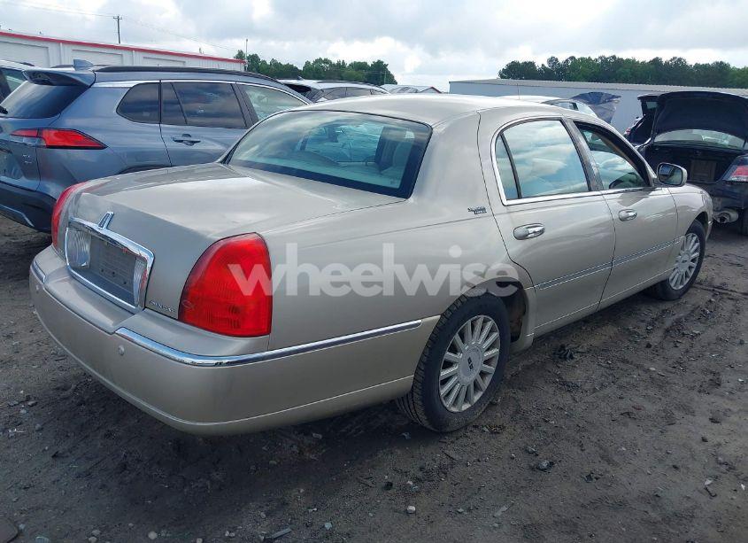 Photo 4 of 2005 Lincoln Town CAR SIGNATURE LIMITED (VIN 1LNHM82W85Y609428)