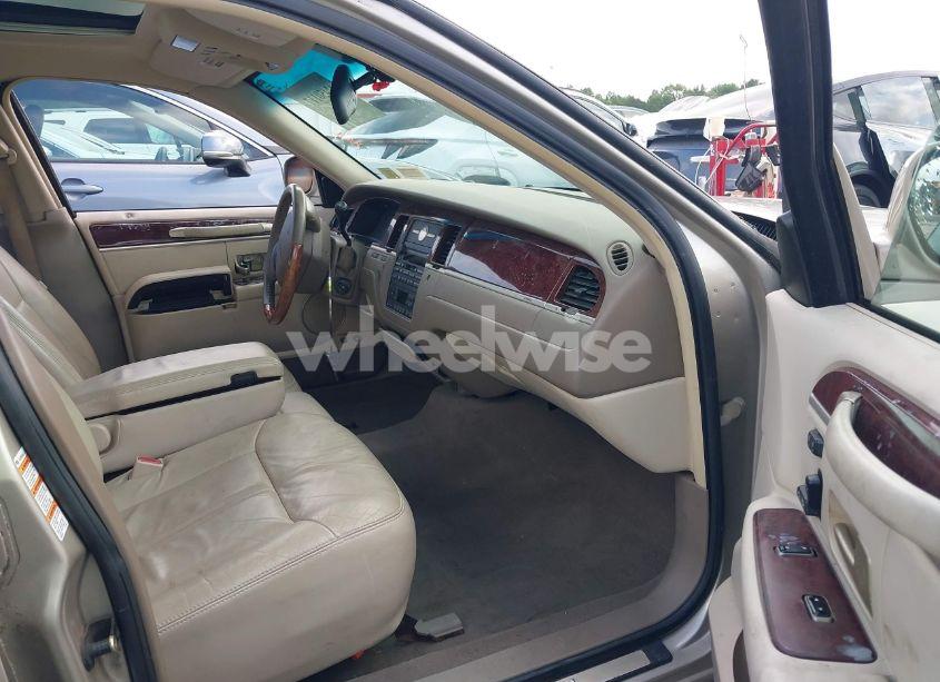 Photo 5 of 2005 Lincoln Town CAR SIGNATURE LIMITED (VIN 1LNHM82W85Y609428)