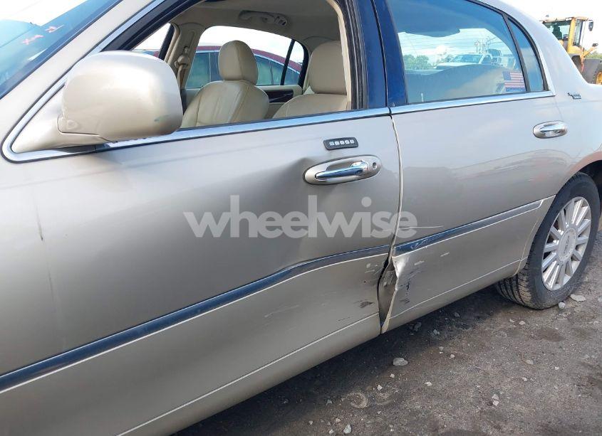 Photo 6 of 2005 Lincoln Town CAR SIGNATURE LIMITED (VIN 1LNHM82W85Y609428)