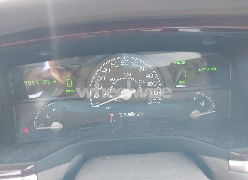 Photo 7 of 2005 Lincoln Town CAR SIGNATURE LIMITED (VIN 1LNHM82W85Y609428)