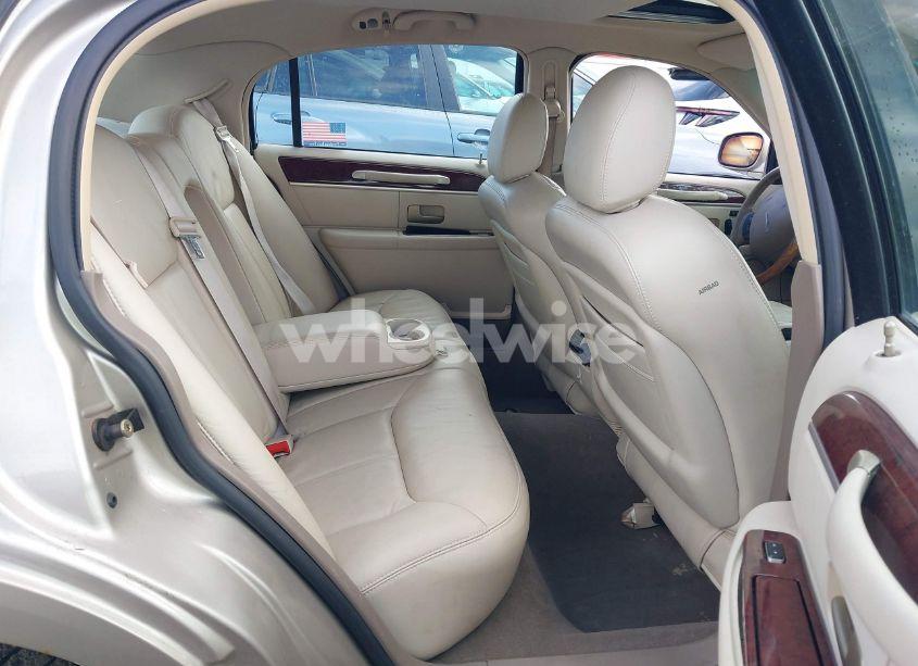 Photo 8 of 2005 Lincoln Town CAR SIGNATURE LIMITED (VIN 1LNHM82W85Y609428)