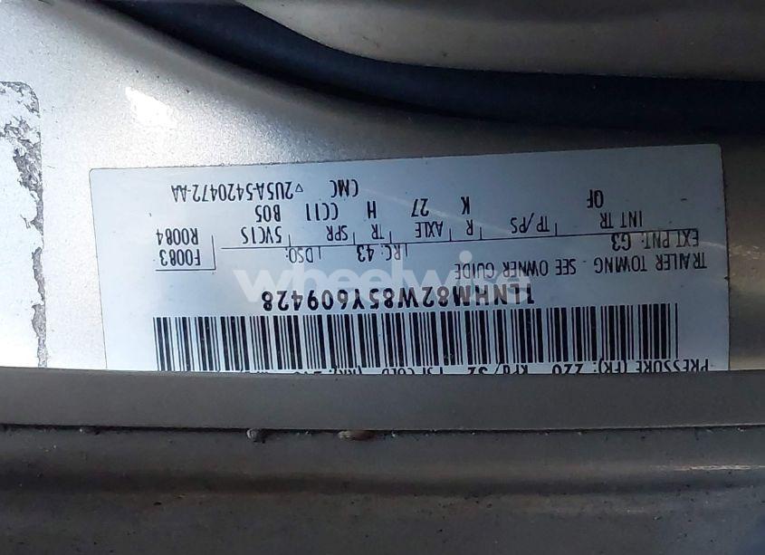 Photo 9 of 2005 Lincoln Town CAR SIGNATURE LIMITED (VIN 1LNHM82W85Y609428)