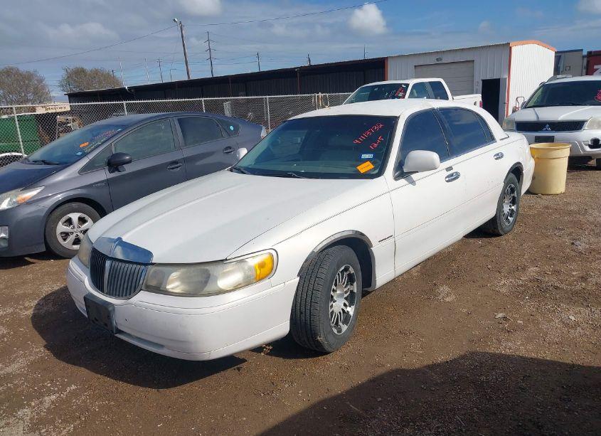 Photo 2 of 2000 Lincoln Town CAR SIGNATURE (VIN 1LNHM82W8YY788025)