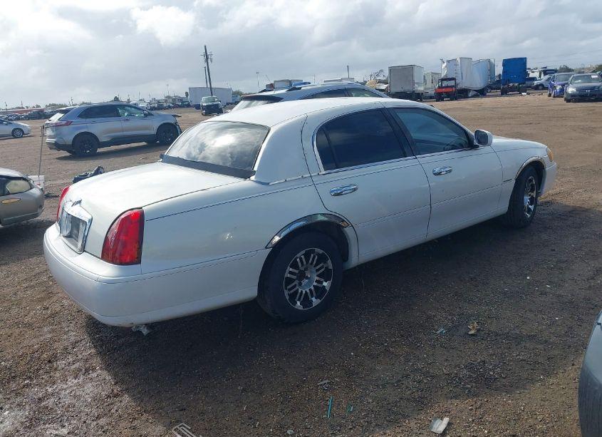Photo 4 of 2000 Lincoln Town CAR SIGNATURE (VIN 1LNHM82W8YY788025)