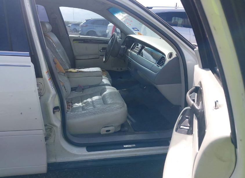 Photo 5 of 2000 Lincoln Town CAR SIGNATURE (VIN 1LNHM82W8YY788025)