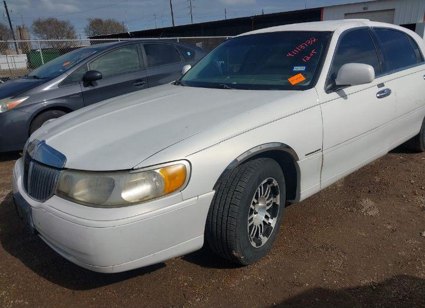 Photo 6 of 2000 Lincoln Town CAR SIGNATURE (VIN 1LNHM82W8YY788025)
