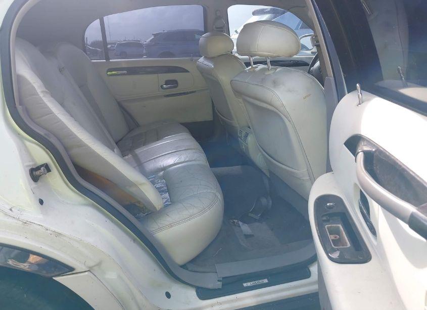 Photo 8 of 2000 Lincoln Town CAR SIGNATURE (VIN 1LNHM82W8YY788025)