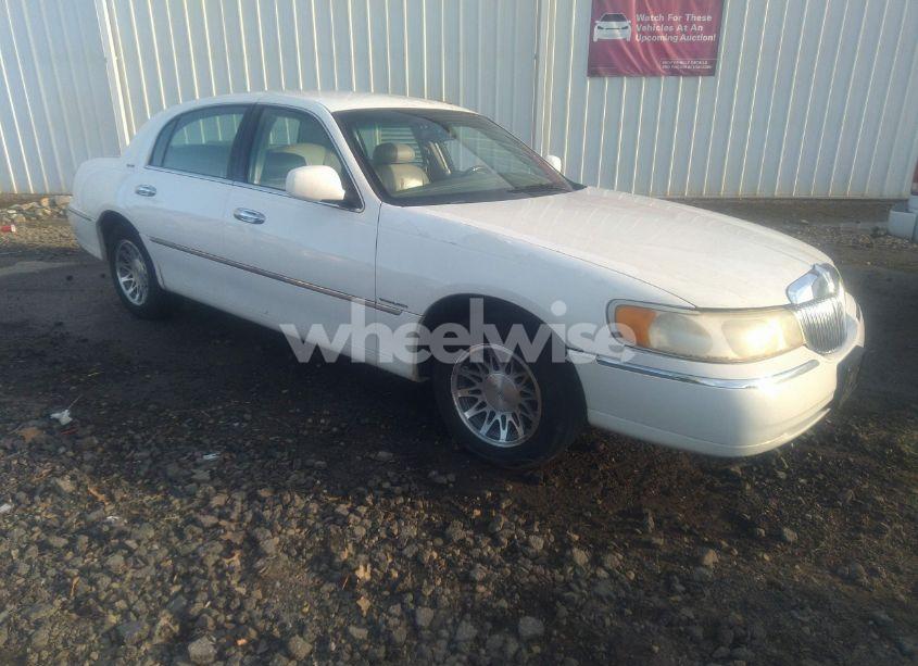2001 Lincoln Town CAR SIGNATURE (VIN 1LNHM82W91Y683855) main photo