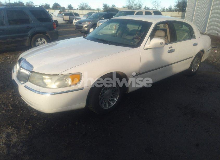 Photo 2 of 2001 Lincoln Town CAR SIGNATURE (VIN 1LNHM82W91Y683855)