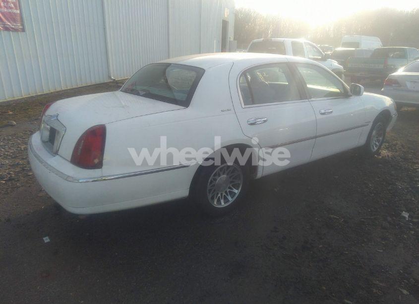 Photo 4 of 2001 Lincoln Town CAR SIGNATURE (VIN 1LNHM82W91Y683855)