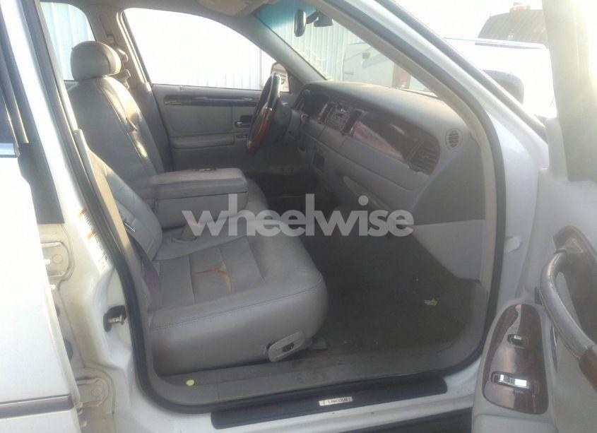 Photo 5 of 2001 Lincoln Town CAR SIGNATURE (VIN 1LNHM82W91Y683855)