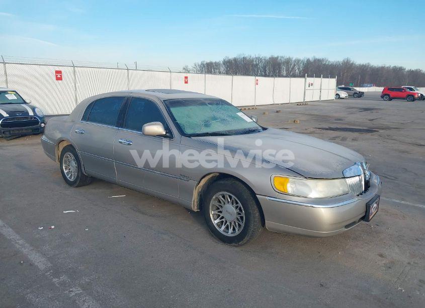 2002 Lincoln Town CAR SIGNATURE (VIN 1LNHM82W92Y644863) main photo