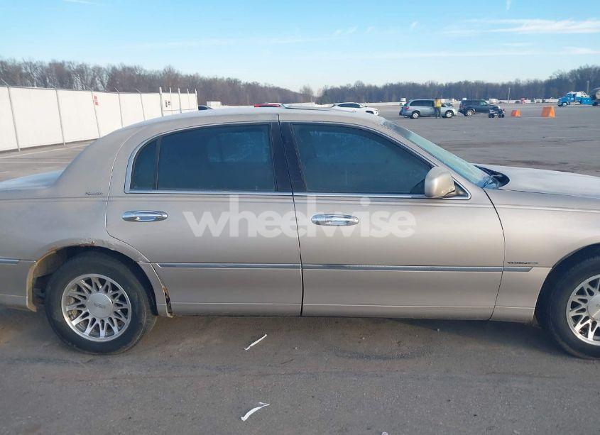 Photo 13 of 2002 Lincoln Town CAR SIGNATURE (VIN 1LNHM82W92Y644863)