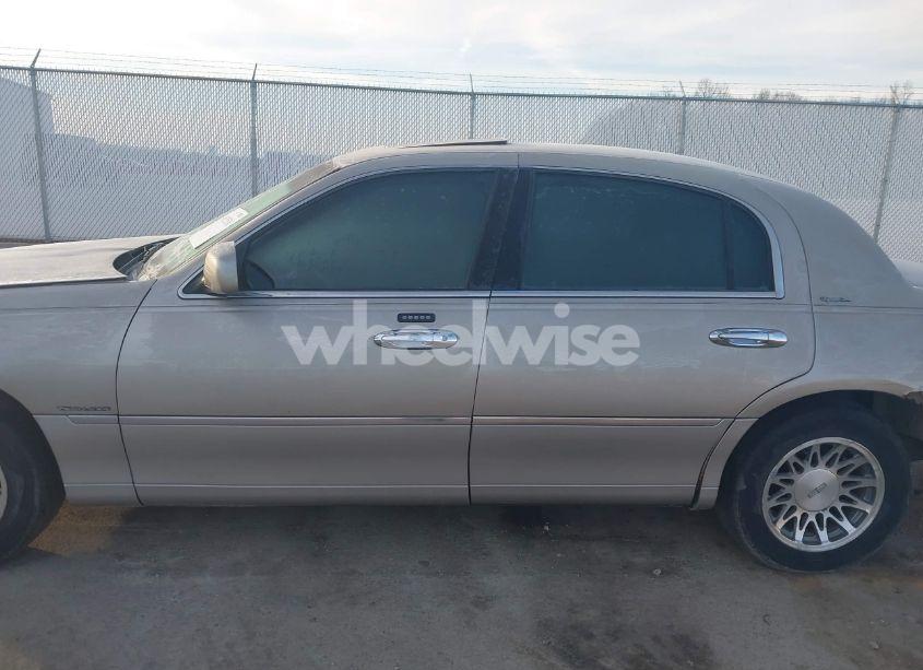 Photo 14 of 2002 Lincoln Town CAR SIGNATURE (VIN 1LNHM82W92Y644863)