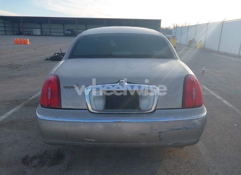 Photo 16 of 2002 Lincoln Town CAR SIGNATURE (VIN 1LNHM82W92Y644863)