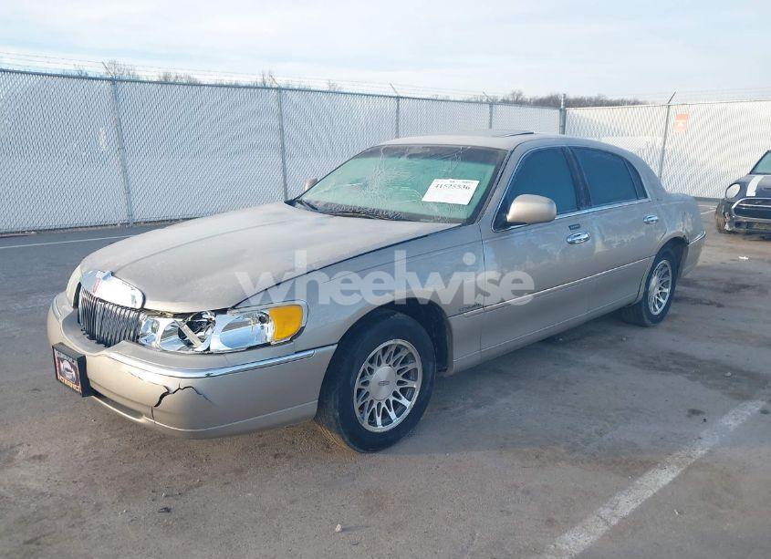 Photo 2 of 2002 Lincoln Town CAR SIGNATURE (VIN 1LNHM82W92Y644863)