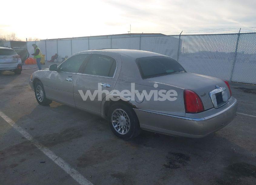 Photo 3 of 2002 Lincoln Town CAR SIGNATURE (VIN 1LNHM82W92Y644863)
