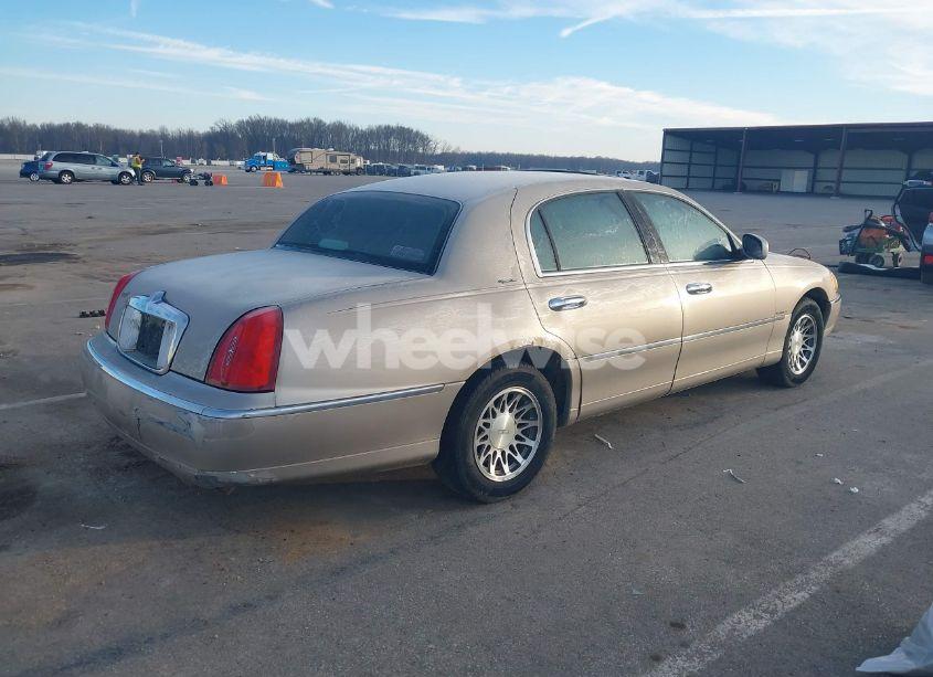 Photo 4 of 2002 Lincoln Town CAR SIGNATURE (VIN 1LNHM82W92Y644863)