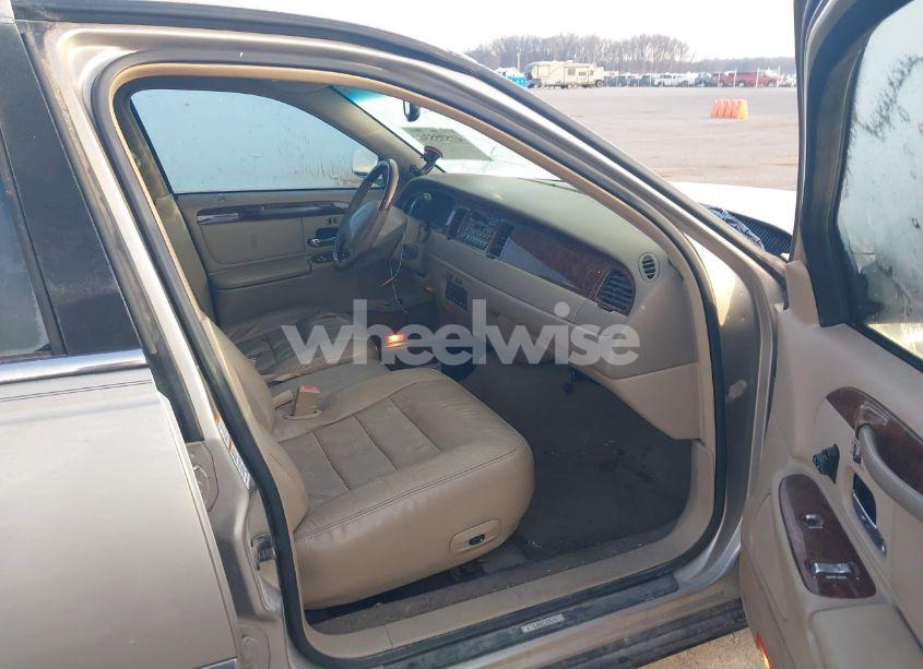 Photo 5 of 2002 Lincoln Town CAR SIGNATURE (VIN 1LNHM82W92Y644863)