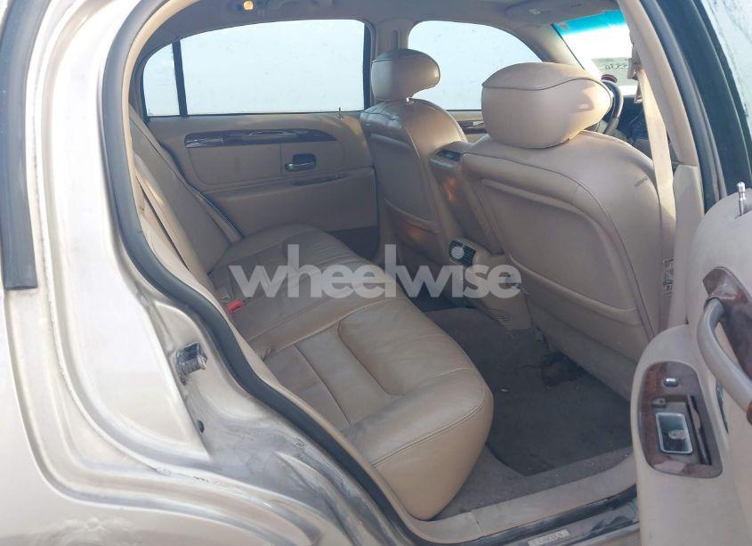 Photo 8 of 2002 Lincoln Town CAR SIGNATURE (VIN 1LNHM82W92Y644863)