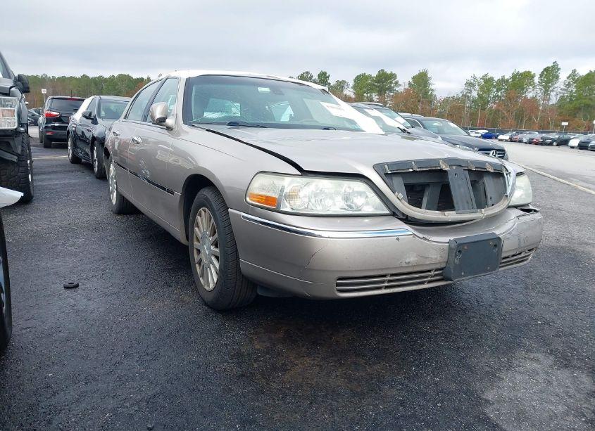 2003 Lincoln Town CAR SIGNATURE (VIN 1LNHM82W93Y647800) main photo