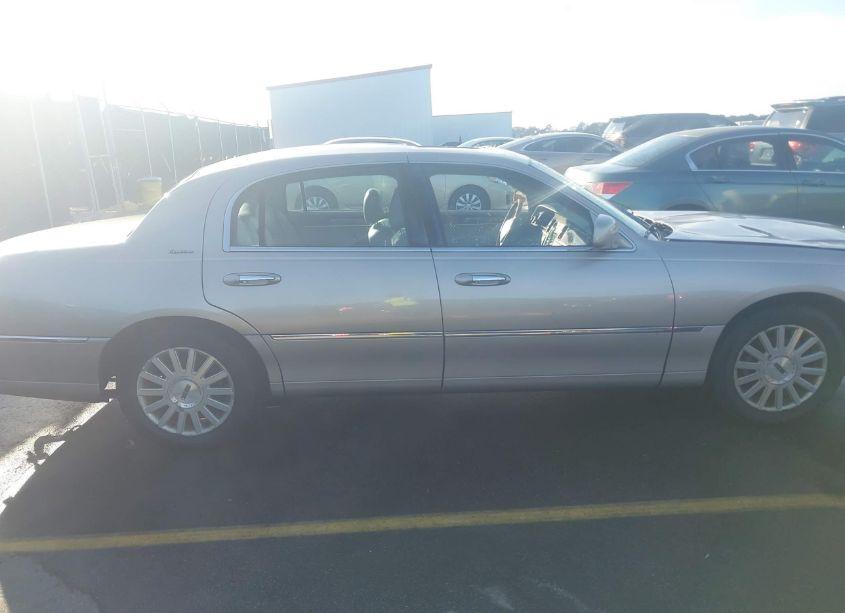 Photo 13 of 2003 Lincoln Town CAR SIGNATURE (VIN 1LNHM82W93Y647800)