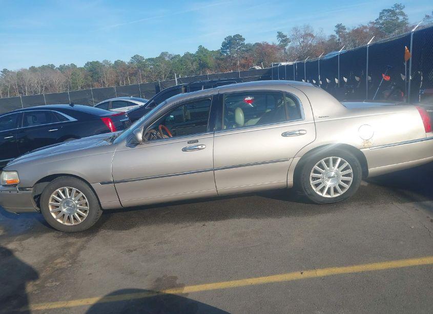Photo 14 of 2003 Lincoln Town CAR SIGNATURE (VIN 1LNHM82W93Y647800)