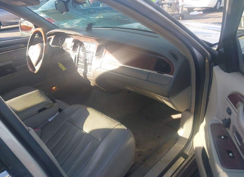 Photo 5 of 2003 Lincoln Town CAR SIGNATURE (VIN 1LNHM82W93Y647800)