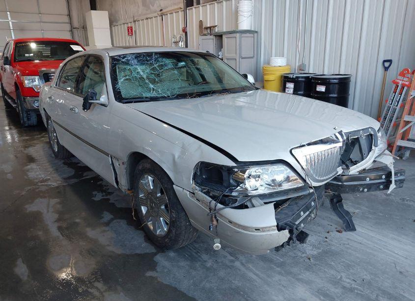 2005 Lincoln Town CAR SIGNATURE LIMITED (VIN 1LNHM82W95Y618185) main photo