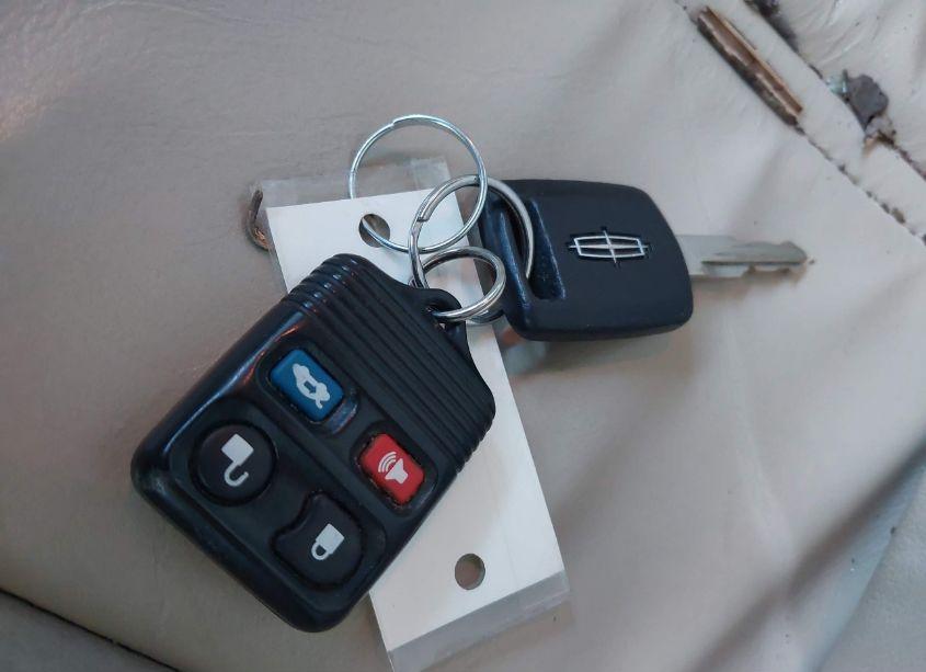 Photo 11 of 2005 Lincoln Town CAR SIGNATURE LIMITED (VIN 1LNHM82W95Y618185)