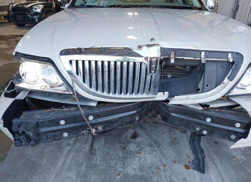 Photo 12 of 2005 Lincoln Town CAR SIGNATURE LIMITED (VIN 1LNHM82W95Y618185)