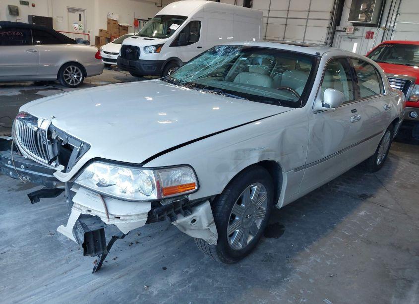 Photo 2 of 2005 Lincoln Town CAR SIGNATURE LIMITED (VIN 1LNHM82W95Y618185)