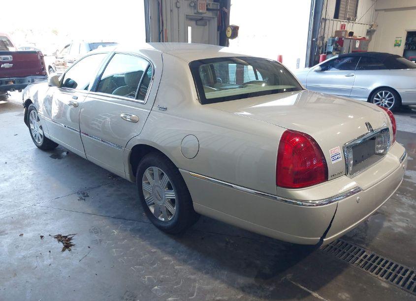 Photo 3 of 2005 Lincoln Town CAR SIGNATURE LIMITED (VIN 1LNHM82W95Y618185)