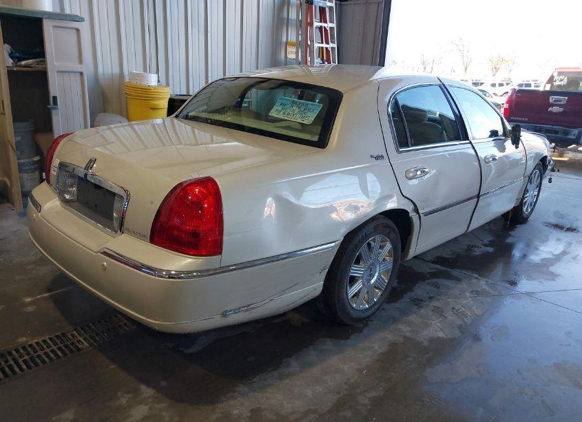 Photo 4 of 2005 Lincoln Town CAR SIGNATURE LIMITED (VIN 1LNHM82W95Y618185)