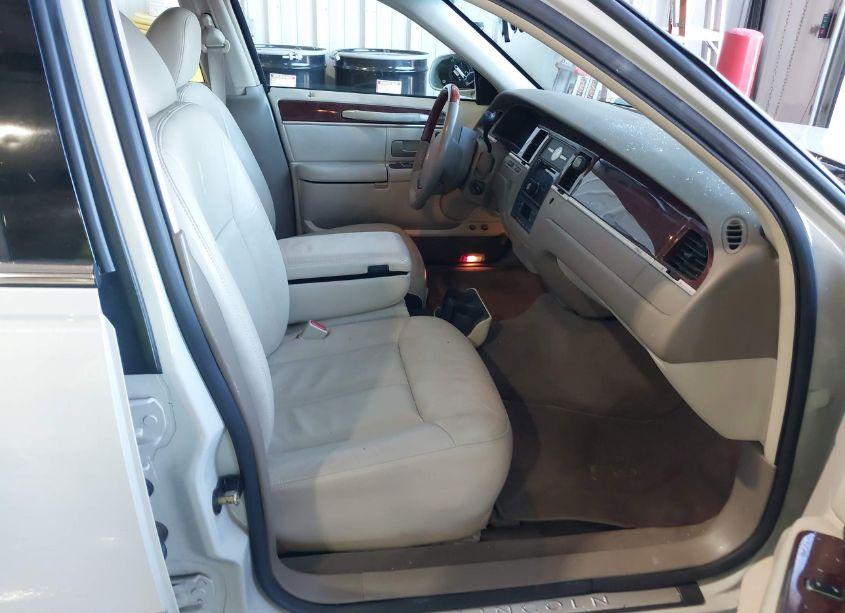 Photo 5 of 2005 Lincoln Town CAR SIGNATURE LIMITED (VIN 1LNHM82W95Y618185)