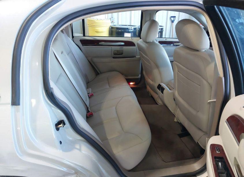 Photo 8 of 2005 Lincoln Town CAR SIGNATURE LIMITED (VIN 1LNHM82W95Y618185)