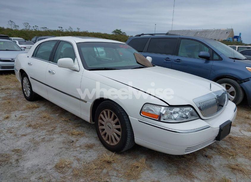 2005 Lincoln Town CAR SIGNATURE LIMITED (VIN 1LNHM82W95Y649033) main photo