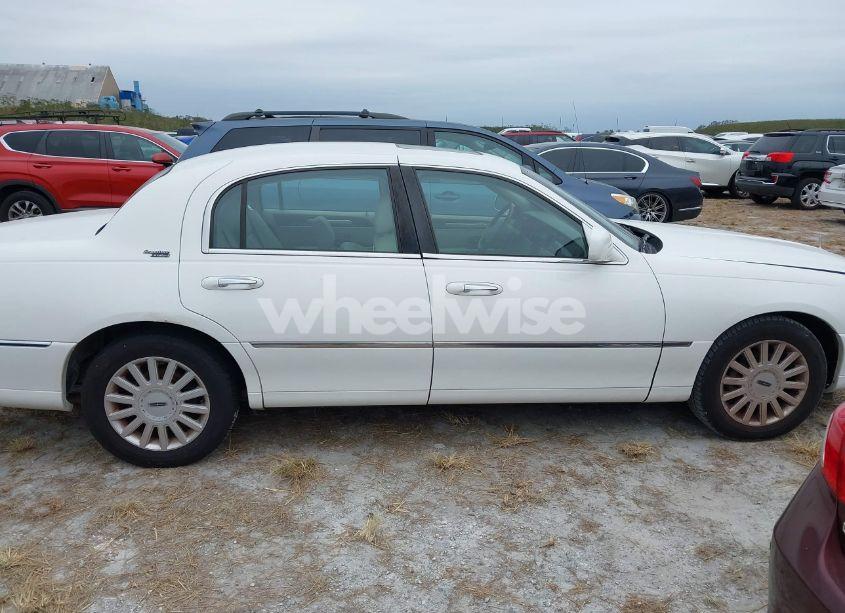 Photo 12 of 2005 Lincoln Town CAR SIGNATURE LIMITED (VIN 1LNHM82W95Y649033)