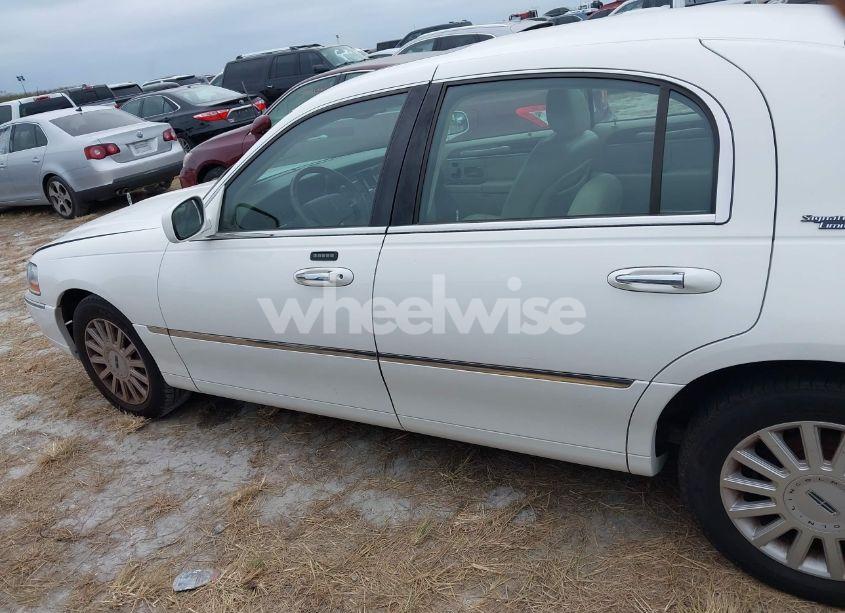 Photo 13 of 2005 Lincoln Town CAR SIGNATURE LIMITED (VIN 1LNHM82W95Y649033)