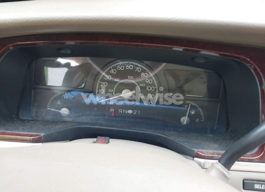 Photo 14 of 2005 Lincoln Town CAR SIGNATURE LIMITED (VIN 1LNHM82W95Y649033)