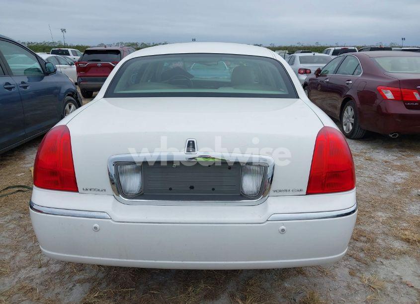 Photo 15 of 2005 Lincoln Town CAR SIGNATURE LIMITED (VIN 1LNHM82W95Y649033)
