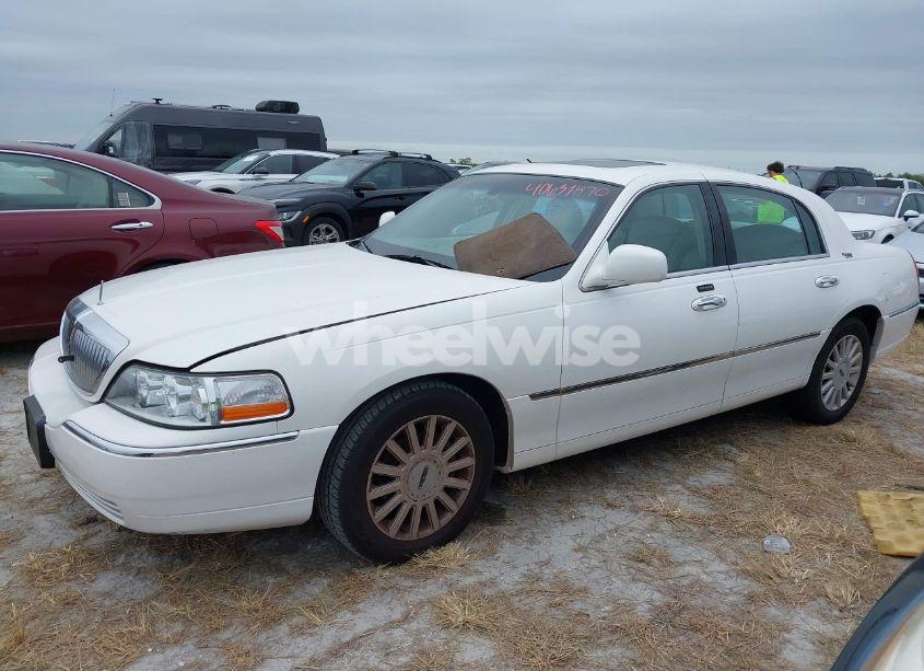 Photo 2 of 2005 Lincoln Town CAR SIGNATURE LIMITED (VIN 1LNHM82W95Y649033)