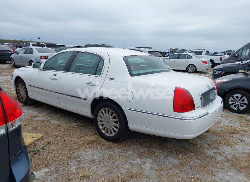 Photo 3 of 2005 Lincoln Town CAR SIGNATURE LIMITED (VIN 1LNHM82W95Y649033)