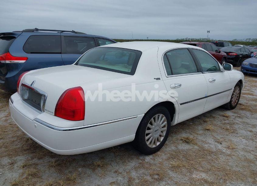 Photo 4 of 2005 Lincoln Town CAR SIGNATURE LIMITED (VIN 1LNHM82W95Y649033)