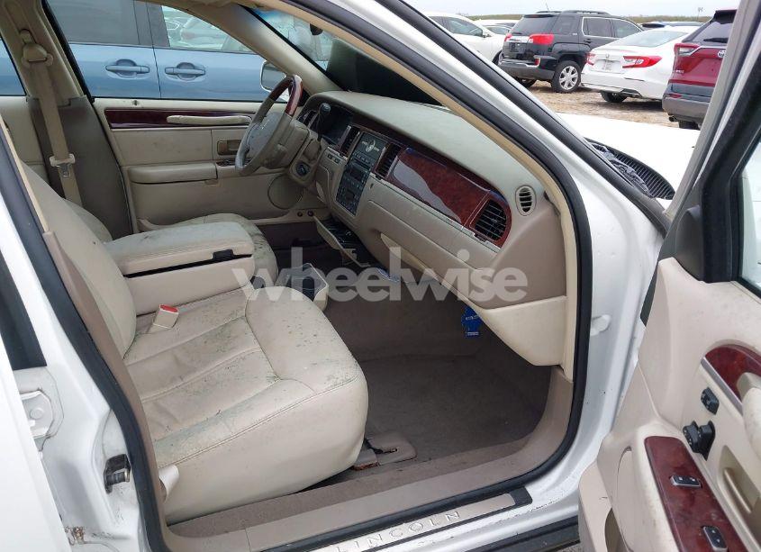 Photo 5 of 2005 Lincoln Town CAR SIGNATURE LIMITED (VIN 1LNHM82W95Y649033)