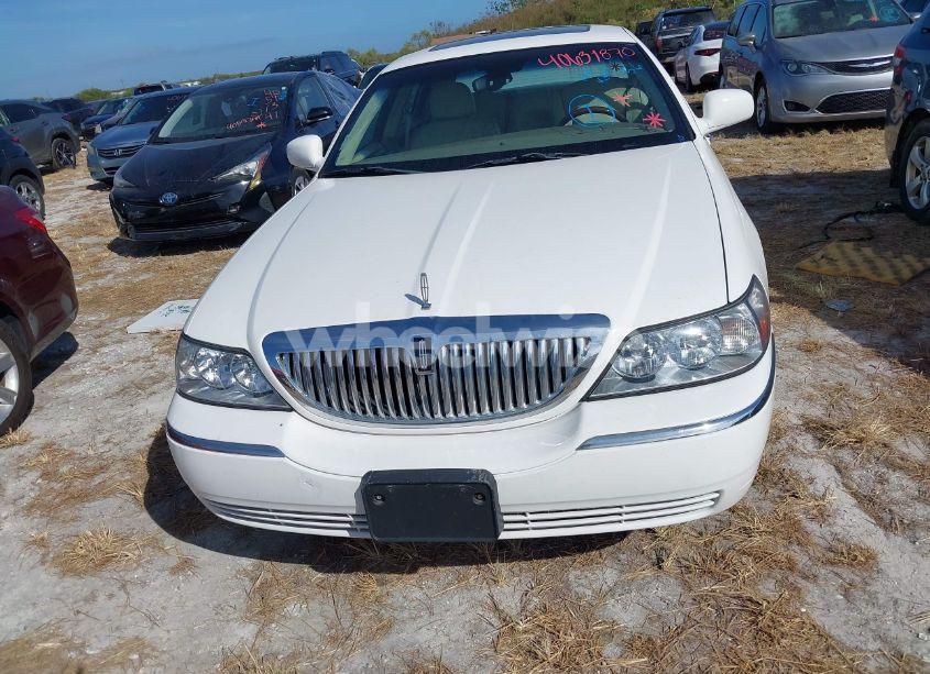 Photo 6 of 2005 Lincoln Town CAR SIGNATURE LIMITED (VIN 1LNHM82W95Y649033)