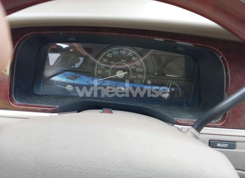 Photo 7 of 2005 Lincoln Town CAR SIGNATURE LIMITED (VIN 1LNHM82W95Y649033)