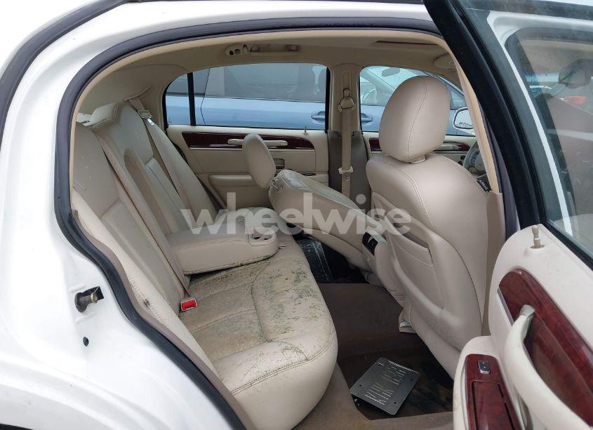 Photo 8 of 2005 Lincoln Town CAR SIGNATURE LIMITED (VIN 1LNHM82W95Y649033)