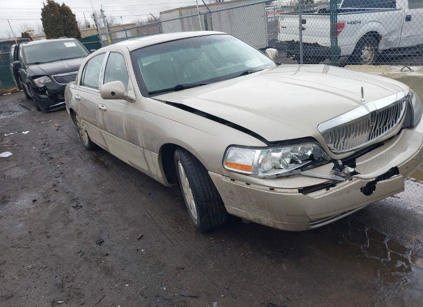 2005 Lincoln Town CAR SIGNATURE LIMITED (VIN 1LNHM82W95Y670965) main photo