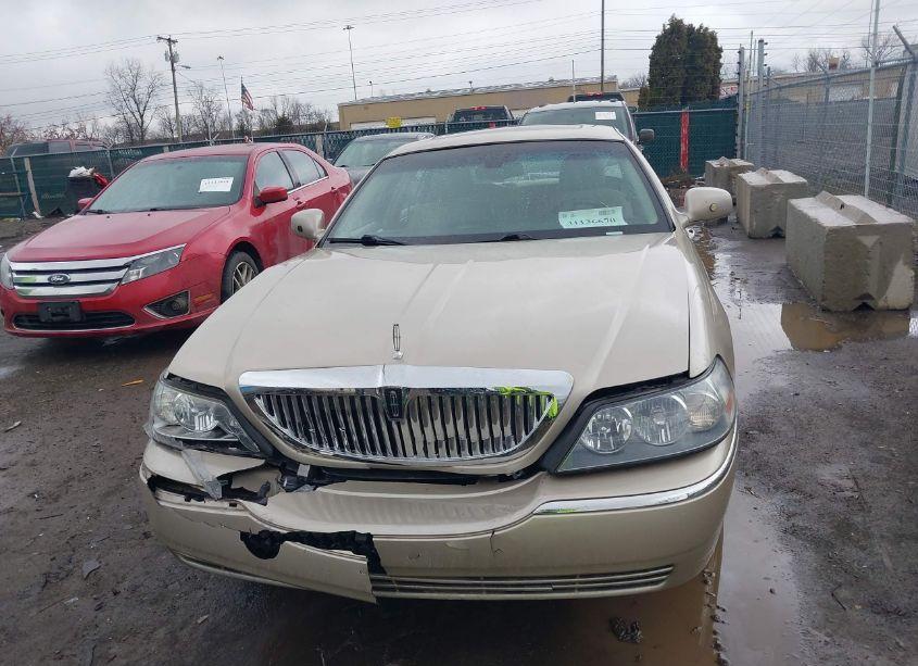 Photo 12 of 2005 Lincoln Town CAR SIGNATURE LIMITED (VIN 1LNHM82W95Y670965)